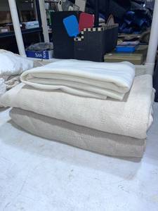 lot 1401 image: Blankets (3)