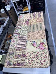 lot 1408 image: Queen size quilted blanket