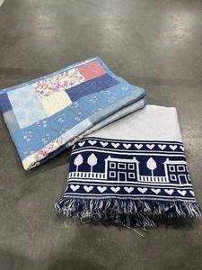 lot 1409 image: Quilted furniture pad with blue and white throw