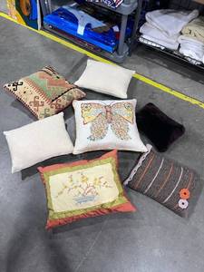 lot 1411 image: Decorative throw pillows