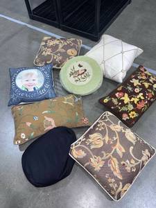 lot 1413 image: Assorted accent pillows