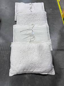lot 1417 image: Standard bed pillows (4) with quilted shams