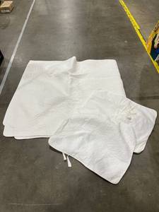 lot 1419 image: White full size quilt and 2 matching shams