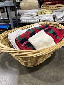 lot 1425 image: Wicker basket of assorted wash cloths and hand towels