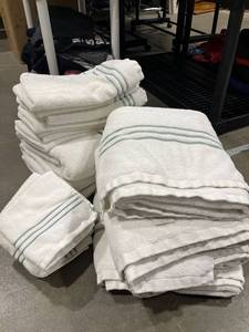 lot 1426 image: Threshold bathroom towels