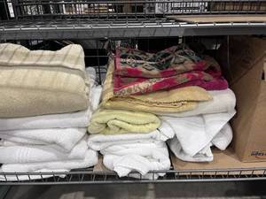lot 1428 image: Bathroom towels