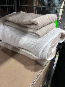 lot 1429 image: Bathroom towels