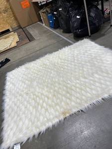 lot 1432 image: Celebrity Home throw