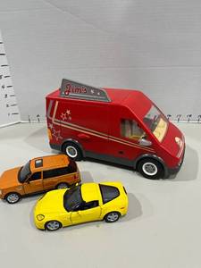 lot 1732 image: Jims Food Truck and crew with other toy vehicles