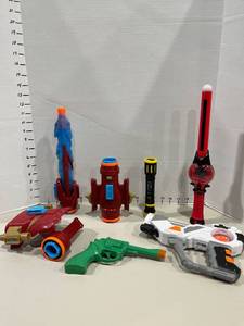 lot 1734 image: Batman light and other toys