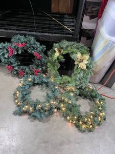 lot 1771 image: Holiday wreaths (4)