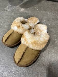 lot 1819 image: Childs size 3 slip in shoes
