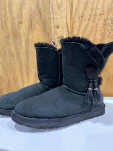 lot 1821 image: UGG womens boots size 9