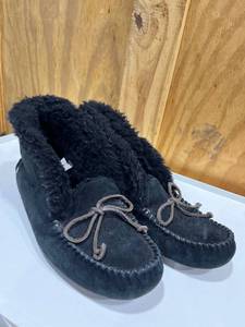 lot 1822 image: UGG womens moccasin shoes size 9