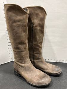 lot 1823 image: Born womens size 9 leather boots