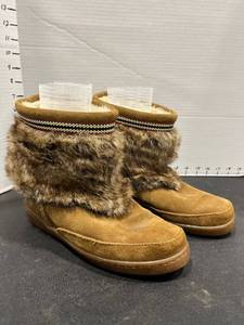 lot 1826 image: Minnetonka womens size 10 boots