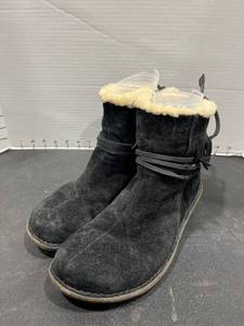 lot 1827 image: UGG womens size 9 boots