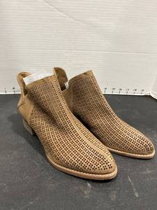 lot 1831 image: Vince Camuto womens size 9 shoes