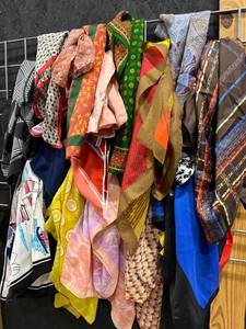 lot 1836 image: Womens scarves