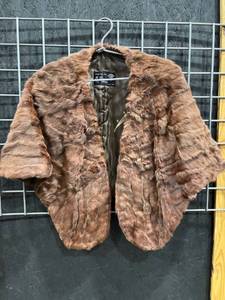 lot 1858 image: G Davidson Furs shoulder wrap
