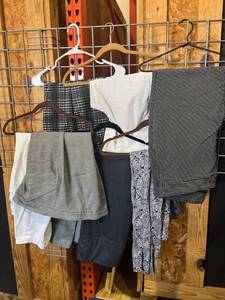 lot 1642 image: Womens pants sizes 18 and 1-2XL