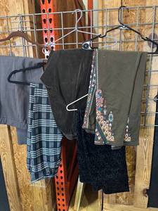 lot 1644 image: Womens pants sizes 14 to 1-2XL