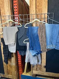 lot 1647 image: Womens pants sizes 14 to 1-2XL