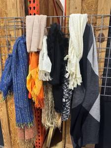 lot 1660 image: Womens scarves