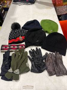 lot 1662 image: Hats and gloves