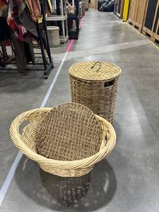 lot 1672 image: Wicker hamper and laundry basket