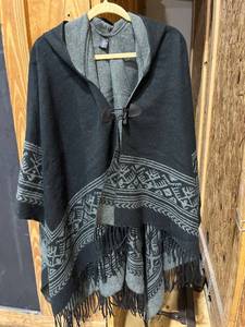 lot 1864 image: D and Y womens poncho