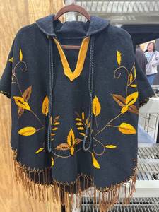 lot 1865 image: Womens poncho