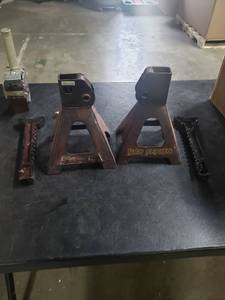lot 1014 image: Jack Stands (2 COUNT)