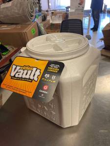 lot 68021 image: dog food container, holds up to 25LB