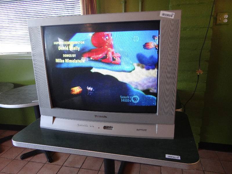 lot 109 image: Panasonic 32 Color TV wRemote
