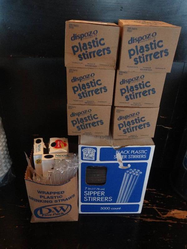 lot 137 image: Large lot of Dispoz-O plastic stirrers, sipper stirrers, and flexible straws.