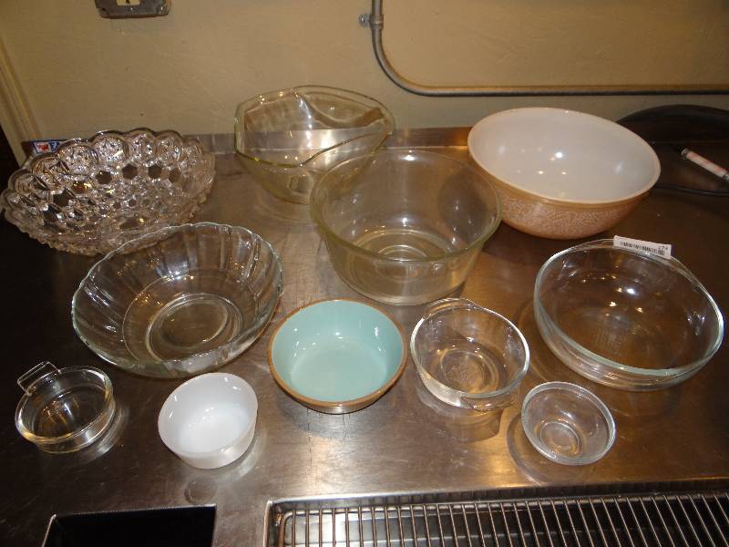 lot 173 image: Large lot of Glass Serving, Mixing, & Baking Dishes - 10 pcs.