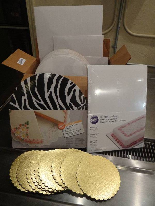 lot 177 image: Lot of 6 & 12 Round and 10x14 & 13x19 Rectangle Cake Boards