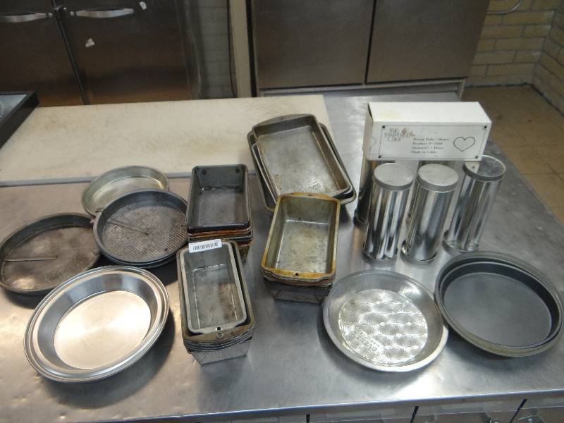 lot 195 image: Large Lot of Bread Pans, Baking Pans, Round Cake & Pie Pans, and 4 Pampered Chef Bread Tubes - 3 Hearts, 2 Stars, 1 Flower.