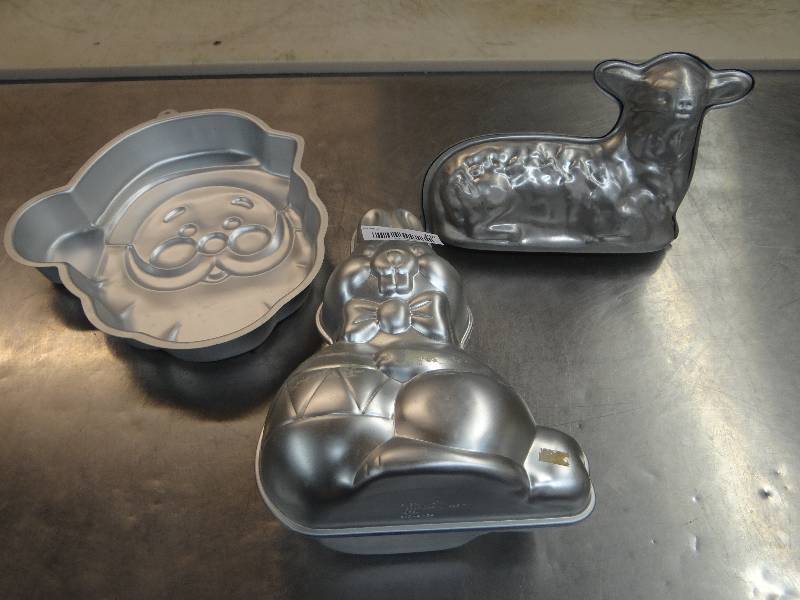 lot 208 image: 3 Cake PansMolds - Rabbit, Lamb, Santa