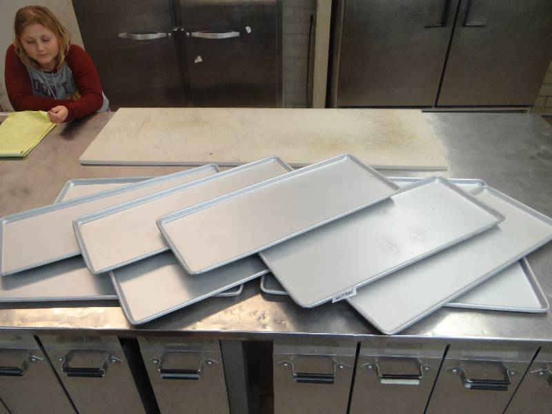 lot 211 image: Lot of 10 -  12 Size BakeryBun Pans.