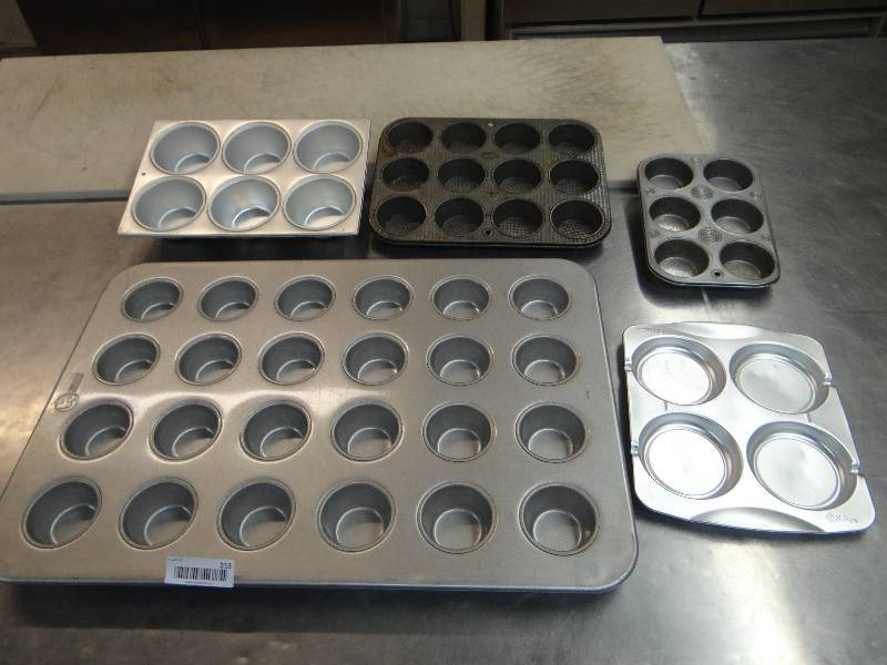 lot 213 image: Lot of 4 CupcakeMuffin Pans, 1 Cookie Pop Pan.