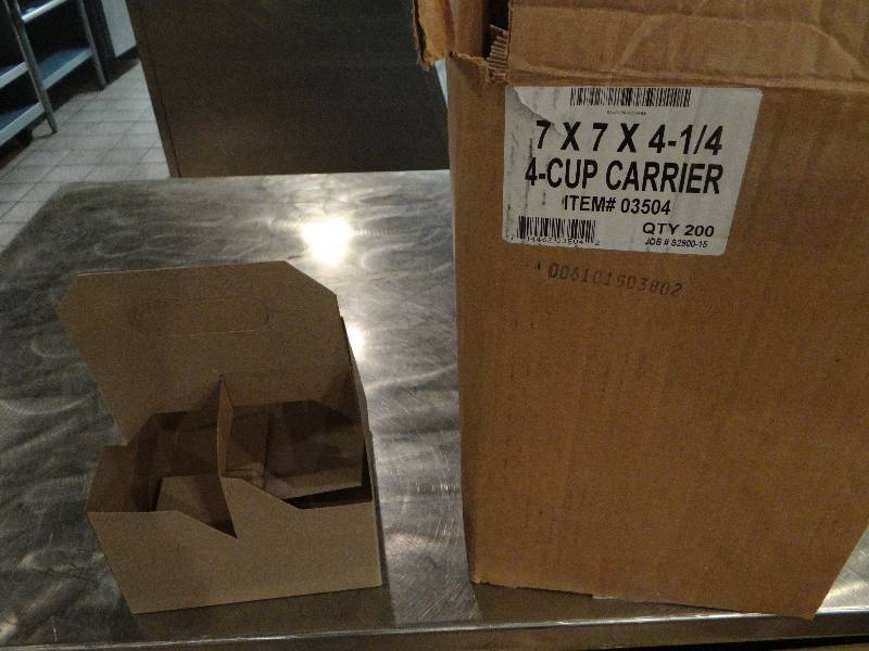 lot 153 image: Box of 112 - 4 Cup Drink Carriers wHandle