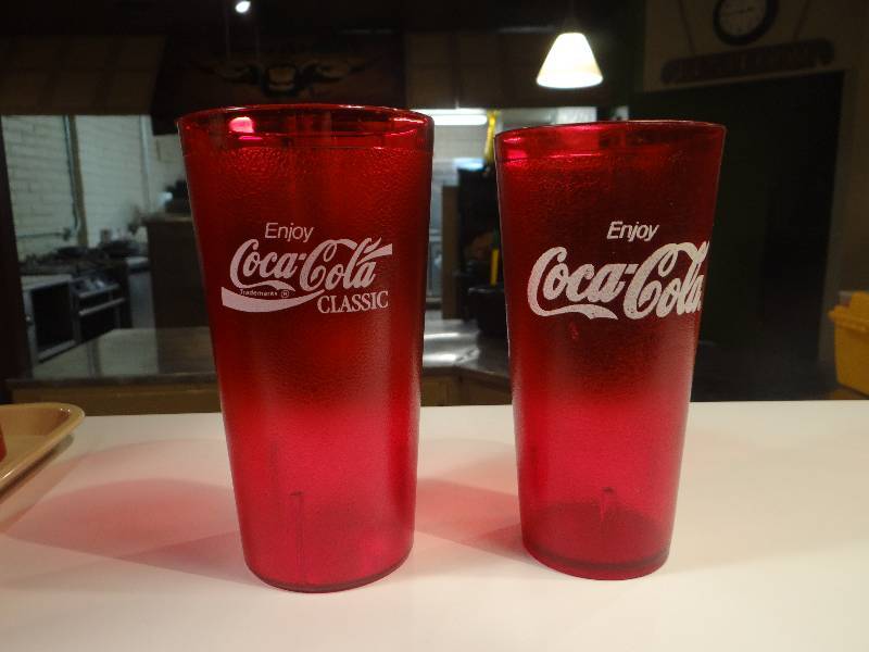 lot 160 image: Tray of 10 G.E.T. Brand 24 oz., and 8 Cambro Brand 32 oz. - Red plastic Coca Cola glasses.