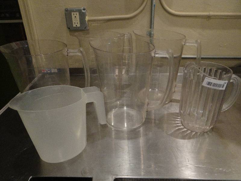 lot 166 image: Lot of Large Plastic Pitchers - 4 Clear One Gallon, 1 Ice Tea, 1 Bunn-O-Matic