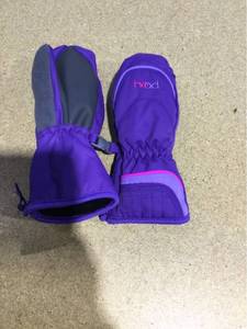 lot 6717 image: Head Purple Childs Mittens, 1 Pair.