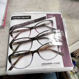 lot 103 image: Design Optics by Foster Grant Leyna Plastic Cat Eye Reading Glasses, 3-Pack, 1.50