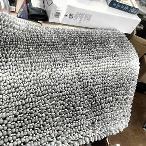 lot 107 image: Rug 33�22 inches