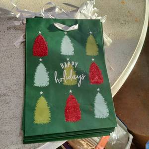 lot 135 image: Christmas gift bag 8�4 inches , pack of 9