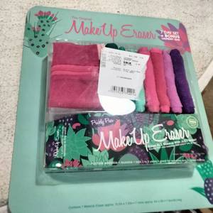 lot 219 image: The Original Makeup Eraser 7 Day Reusable and Full Size Set Equal to 3600 Makeup Wipes1 Full Size (15.5in x 7.25in)7 Minis (4in x 3in)1 Laundry Bag
